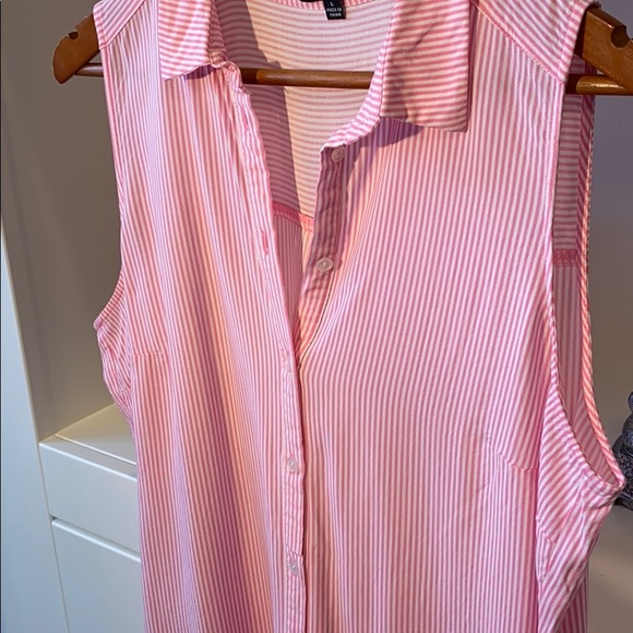 Premise button down sleeveless shirt - Picture 3 of 7
